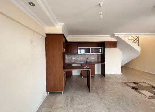 Двухуровневая четырехкомнатная квартира на берегу моря в районе Демирташ