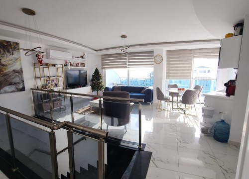 Просторная двухуровневая квартира с потрясающим видом на море в районе Махмутлар